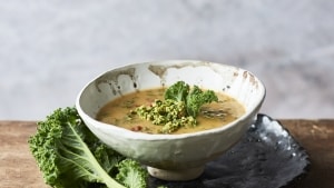 Suppe med chorizo, grønkål og kartoffel - og hjemmelavet drys ovenpå. Foto: Skovdalnordic.com
