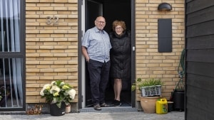 Johannes og Bodil Nordoy er tilflyttere i Skærbæk. Indtil videre har de holdt sig meget alene, men håber at lære flere at kende, når coronatiden er ovre. Foto: Mads Dalegaard
