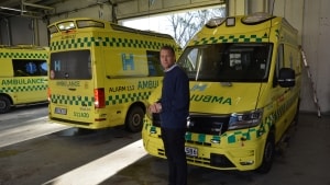 En ambulance kommer hjem fra en opgave i et forfrossent København. Falck-topchef Jakob Riis tager med mellemrum selv med i ambulancerne for at forstå reddernes arbejde. Foto: Jens Bertelsen