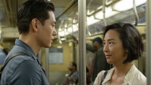I Celine Songs spillefilmsdebut ”Past Lives” adskilles de sydkoreanske barndomsvenner Nora og Hae Sung (som voksne spillet af Greta Lee og Teo Yoo). Efter 24 års fysisk adskillelse ankommer Hae Sung til New York for at mødes med Nora og hendes mand Arthur. Sung føler stadig en stærk forbindelse til Nora. Som om de hører sammen. Skæbnebestemt. Pressefoto: Scanbox