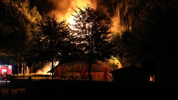 Ishus ved minigolfbane nedbrændt: Voldsomme flammer hærgede i nat