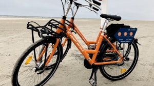 Dette syn møder man nu på Fanø, hvor de orange udlejningscykler kan hentes og leveres på 13 stationer til en tur til stranden. Ved færgen står Donkey Republic-cyklerne fra Fanø Bikes på kommunal grund. Privatfoto