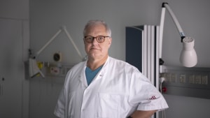 Professor Lars Østergaard forklarer, at bivirkningerne af coronavaccination skyldes en reaktion i immunforsvaret. Foto: Jens Thaysen