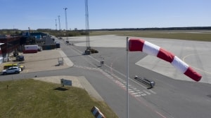 I lange perioder i 2020 og 2021 var der helt stille på start- og landingsbanen i Aarhus Airport. Det har gjort alvorligt ondt på indtjeningen, så nu har lufthavnen brug for en kapitalindsprøjtning i form af et trecifret millionbeløb. Foto: Jens Thaysen