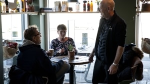 Lars Vinther har åbnet Café Badevej i Søndervig og indrettet den meget hyggerligt. Foto: Johan Gadegaard