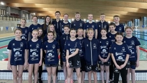 En stor flok glade, unge svømmere fra Odder Svømmeklub deltog i weekenden i Herning Grand Prix, hvor de tilsammen kvalificerede sig til hele 29 finaler. Foto: Odder Svømmeklub