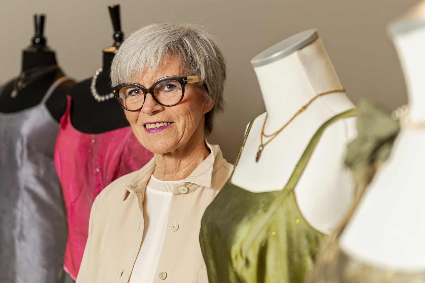 70-årige Inger har klædt de kendte og rige på i flere årtier: Folk kører gerne for designerens råd | hsfo.dk