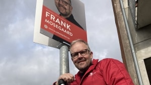 Frank Mosegaard hænger fortsat i diverse lygtepæle, men det bliver ikke muligt for vælgerne at se den rigtige udgave på gaden de kommende dage. Privatfoto