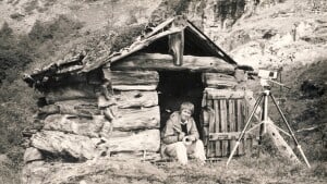 Kunstneren Marianne Heske i hytten i fjeldet i Norge. Privatfoto