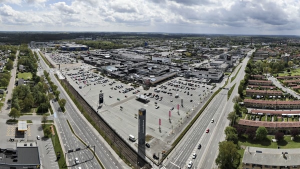 Ville binde kvinde til anhængertræk og køre rundt med hende foran center: Nu skal 28-årig i fængsel