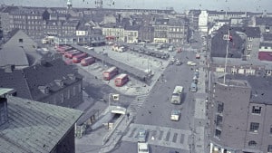 Rutebilstationen efter udvidelsen fotograferet i slutningen af 1950’erne. Busserne er sidenhen blevet udskiftet med nyere modeller, men ellers er der ikke sket store forandringer på stationen de sidste godt 60 år. Foto: Stadsingeniørens Kontor, ca. 1957-1958, Aarhus Stadsarkiv.