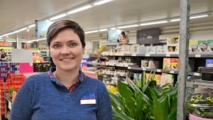 Lotte Hvid Krogkær har i seks år været butikschef i Aldi Ringe, og nu skal hun snart tømme butikken, der skal rives ned. I stedet skal der bygges en ny og større butik ved siden af den gamle. Foto: Hardy Hounsgaard