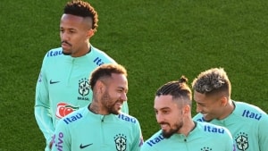Brasiliens forsvarsspiller Eder Militao, angriberen Neymar, forsvareren Alex Telles og angriberen Raphinha forbereder sig til holdets første VM-kamp mod Serbien torsdag denm 24. november  Foto: Vincenzo PINTO / AFP) Scanpix
