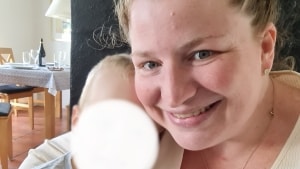 Charlotte Hansen, som her sidder med sin ældste søn i skødet, fortryder ikke at være blevet solomor. Sønnens ansigt er sløret efter Charlottes ønske. Privatfoto