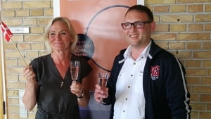 Anne Mette Mikkelsen og Erik Skaarup fra Ullerup Bæk Skolen fejrede en veloverstået eksamen med champagne. Pr-foto: Science Talenter.