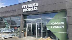 Håndværkerne arbejder fortsat på højtryk for at gøre det nye Fitness World-center på Århusvej færdigt. Foto: Jeppe Bjerre Trans