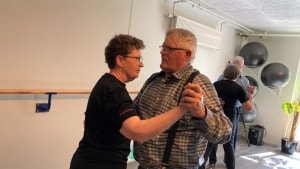 Hanne Hornebo og hendes mand John tager sig en svingom i lokalet i Ebberuphallen, hvor de mødes hver tirsdag eftermiddag sammen med andre med Parkinsons sygdom og deres pårørende. Foto: Søren Plovgaard