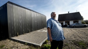 Brian Møbjerg er nabo til en af Letbanens transformatorstationer, og den skulle have været stort set lydløs - men den larmer. Foto: Søren E. Alwan