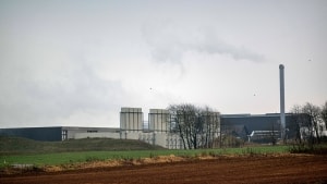 Siden begyndelsen af året har Folkebladet gentagne gange skrevet om Enorm Biofactory, som både har kæmpet med voldsomme lugtgener og en økonomi på nedtur, der nu har medført konkursdekret over fabrikken. Arkivfoto: Morten Pape