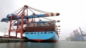 Bare fyld den op! Evelyn Maersk i Hamborg, hvor containerskibet skal lastes, inden det fortsætter ud i verden med sin profitable last. Arkivfoto: Fabian Bimmer/Reuters/Ritzau Scanpix