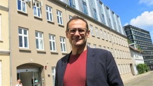 44-årige Jens Rysgaard foran sit udvidede Hotel Oasia på Kriegersvej i det centrale Aarhus. Jeg håber, bygningen bidrager til en flottere vej, siger han. Foto: Hans Petersen