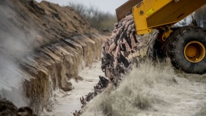 Døde mink i millionvis bliver dumpet i de massegrave, som er gravet i det militære område ved Holstebro, og det sender en stank af død ud over hele området. Som en slags symbol på en branche, der næppe overlever. Foto: Morten Stricker
