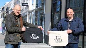Søren Lyng Benthin (til højre), Vejle Shopping, har haft svært ved at komme af med de 90.000 kroner, der blev samlet ind ved salget af de særlige Vejle-indkøbsnet. Skat gjorde det til en bureaukratisk affære. PR-foto