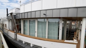 Træfærgen Fritz Juel er ombygget til husbåd. Hvem bor på den til daglig? Foto: Søren Stidsholt Nielsen