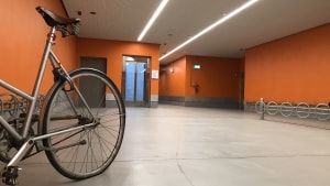 Den indendørs cykelparkeringsplads på Marmorkirken Metrostation står tom, selvom der kører elevator direkte derned. Det gælder også for resten af metro-cykelparkeringspladserne. Foto: Angela Brink