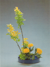 Trommedans og sværd-kamp kombineres med Ikebana, den simple  japanske kunstart, at arrangere "levende" blomster, blade og grene.