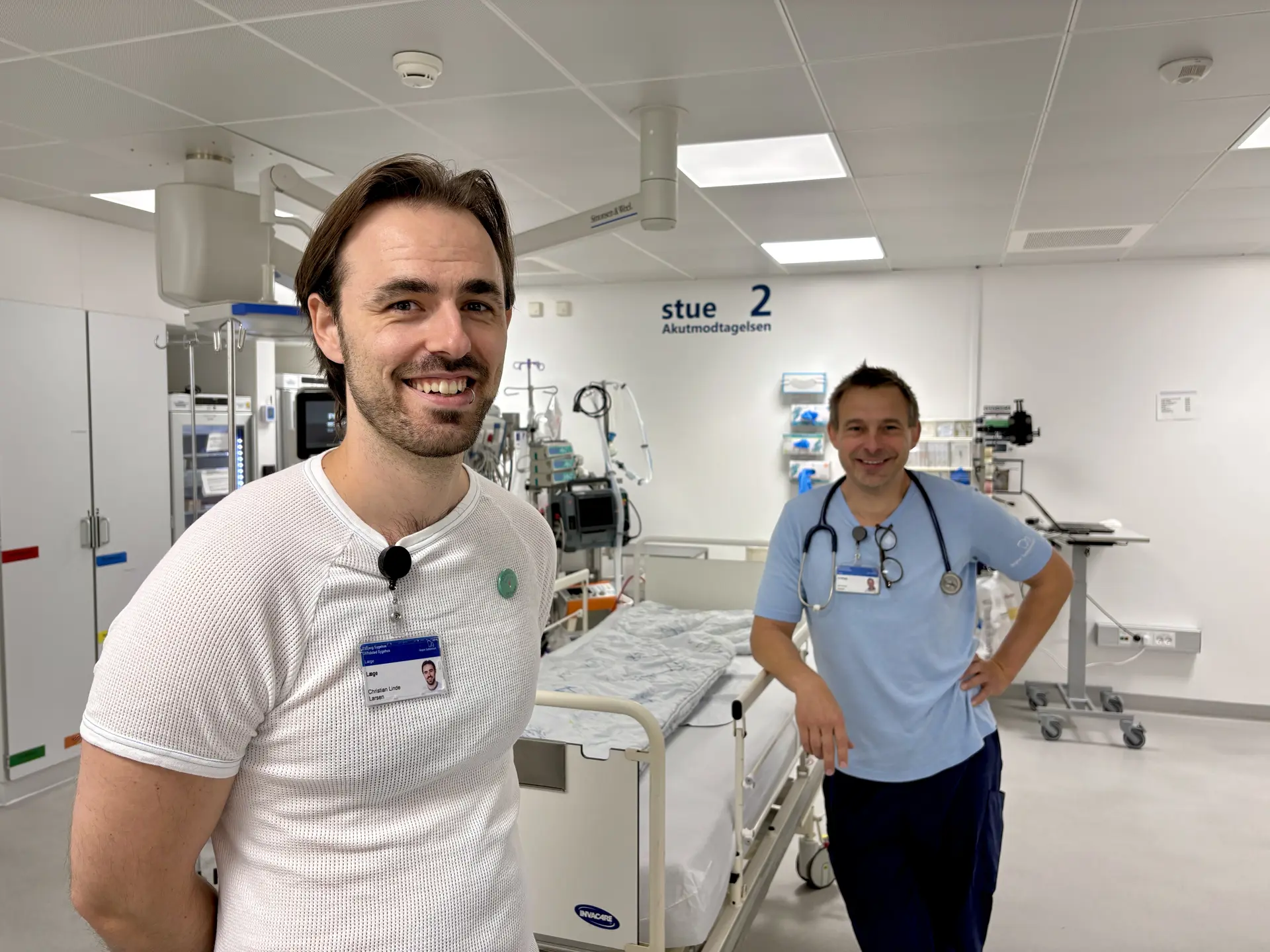 Christian Linde Larsen (t.v.) er den første akutmediciner uddannet i Esbjerg. I baggrunden cheflæge Ulf Hørlyk. Foto: Esbjerg Sygehus