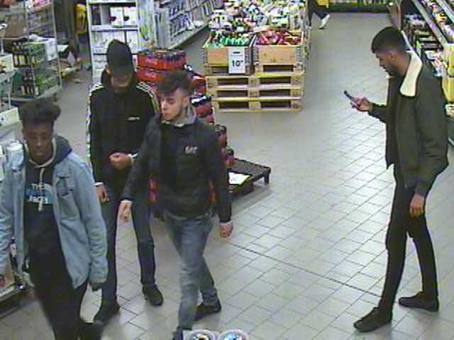 Disse fire unge mænd sparkede og slog en 17-årig mand og sprøjtede peberspray i hans ansigt, mens han lå på jorden.