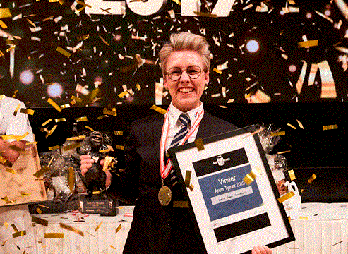 Karina Grand Kannegaard med det synlige bevis på, at hun lørdag aften vandt titlen som Årets Tjener 2019. Pressefoto