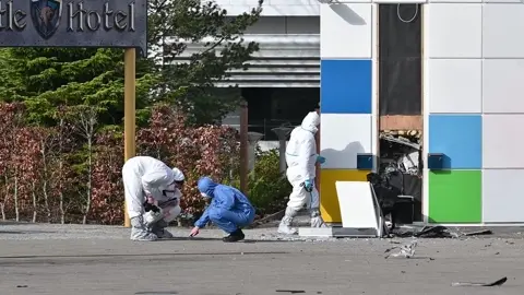 Tidligt lørdag morgen var politi og teknikere til stede i Legoland efter en eksplosion. Video: Local Eyes Agency