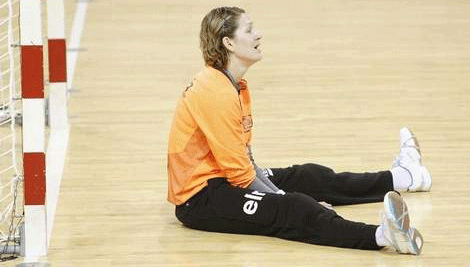 Åh nej, ikke igen. 19 gange blev Chana Masson passeret i første havleg, men alligevel var Randers HK-målvogteren blandt de bedste på sit hold. Det sagde alt om udviklingen i lokalopgøret. Foto: Jens Thaysen