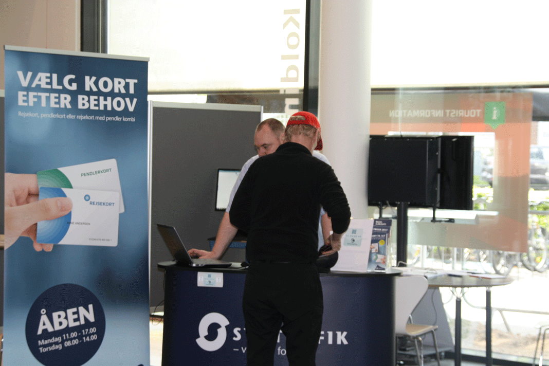 To dage om ugen vil pendlere kunne få hjælp på biblioteket til at skifte papkortet ud med et nyt buskort. Foto: Sydtrafik