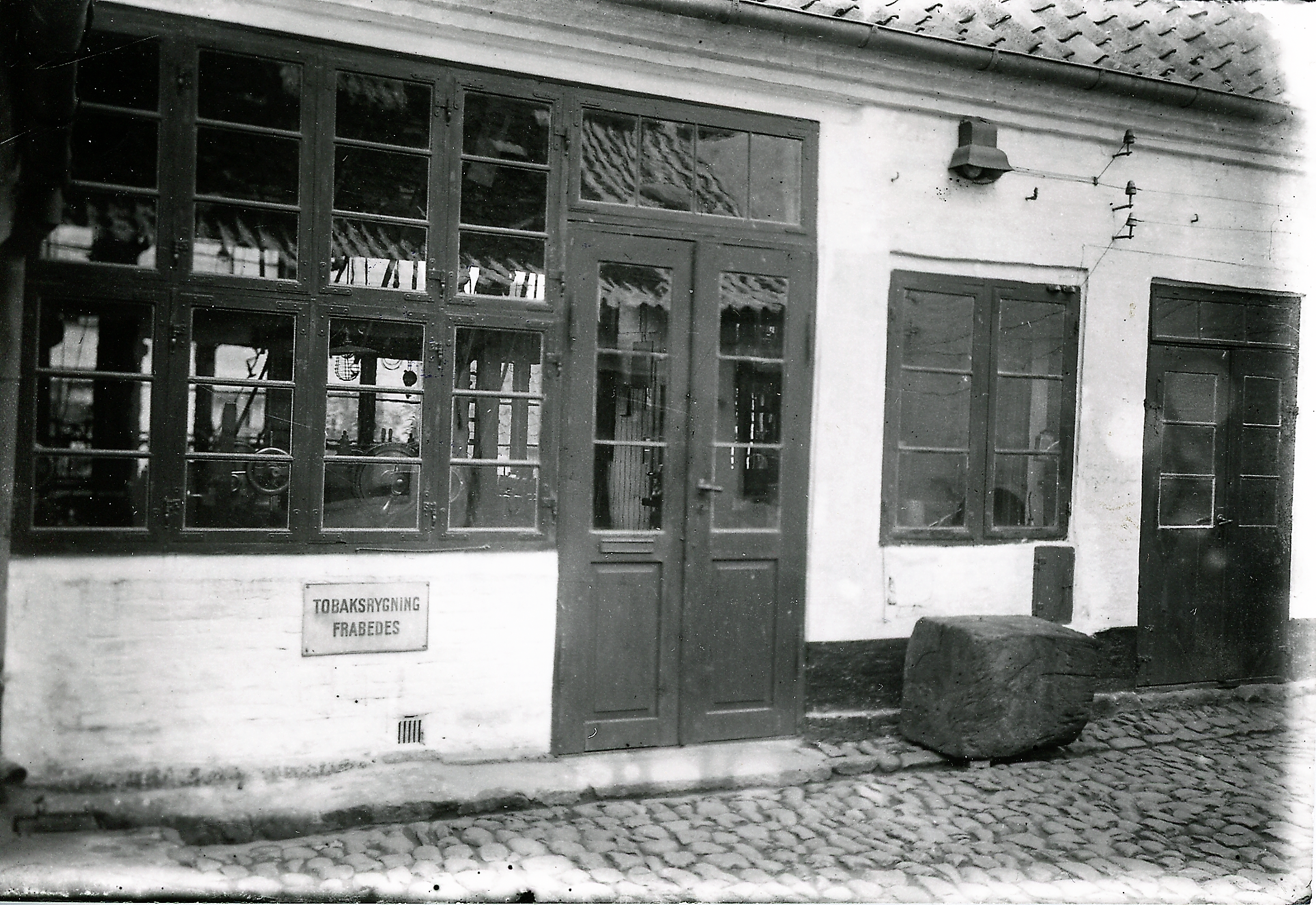 På et foto fra 1920 ses maskinerne bag vinduerne i værkstedet. Foto: Faaborg Byhistoriske Arkiv