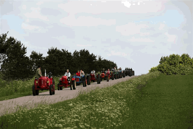 Det er et flot syn, når de over 45 år gamle traktorer kommer kørende i kortege. Foto: Privat