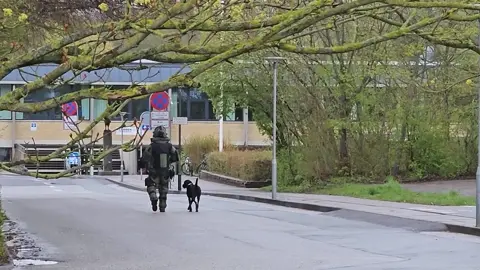 Tirsdag eftermiddag måtte Elsted Skole evakueres på grund af en bombetrussel. Video: Local Eyes Agency og Presse-fotos.dk
